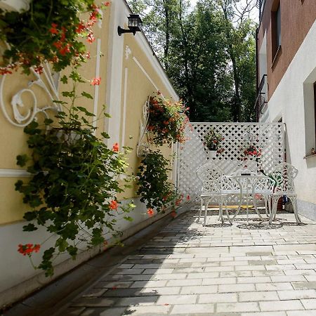 Carla'S Apartment, Airport & Train Station Shuttle ياش المظهر الخارجي الصورة